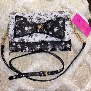 🖤🤍Betsey Johnson Floral Crossbody Wallet